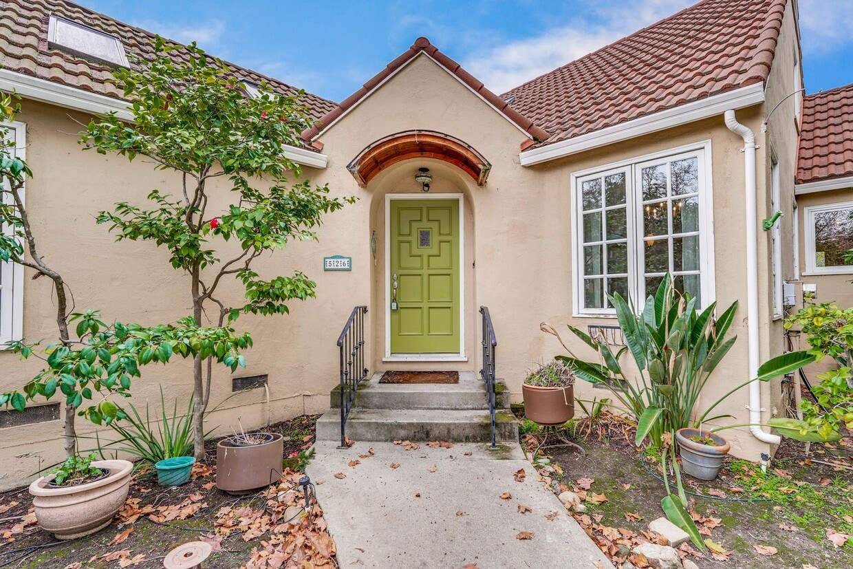 Primary Photo - Classic Mountain View Retreat with Detached Garage