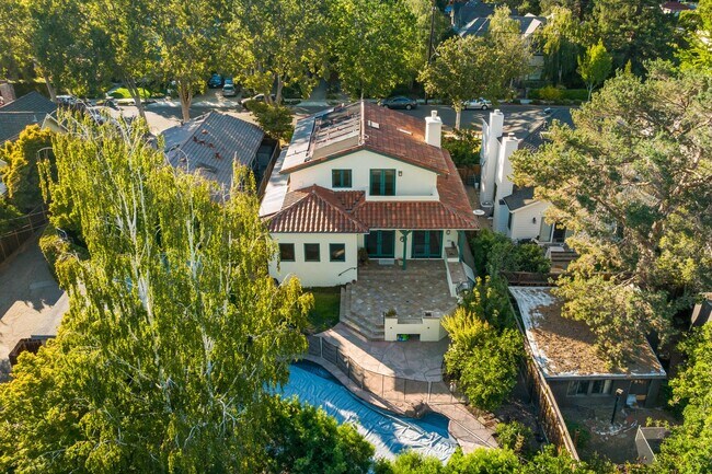 Building Photo - Gorgeous Home - Great Location!