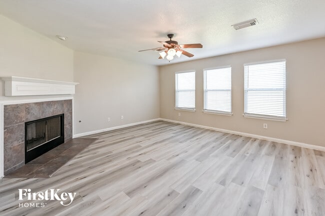 Foto del edificio - 25106 Twister Tr