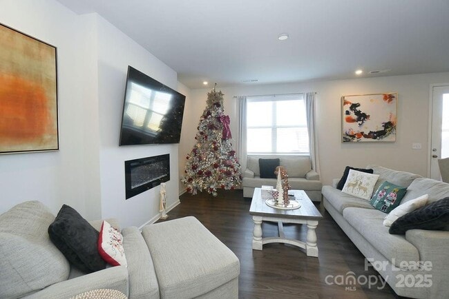 Foto del edificio - 547 Sitka Dr