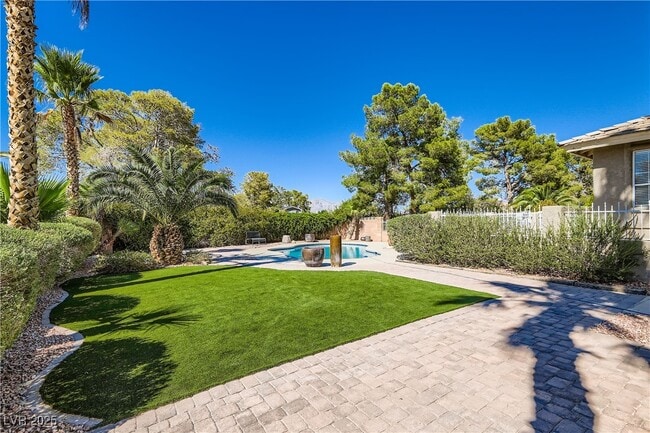 Foto del edificio - 6690 N Torrey Pines Dr