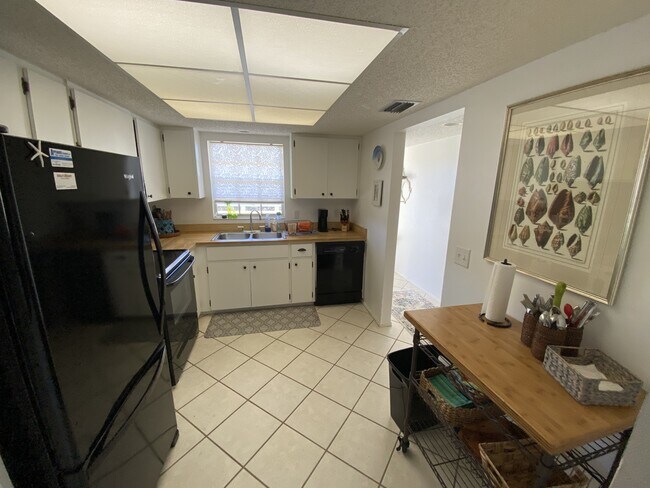 Building Photo - 944 Capri Isles Blvd
