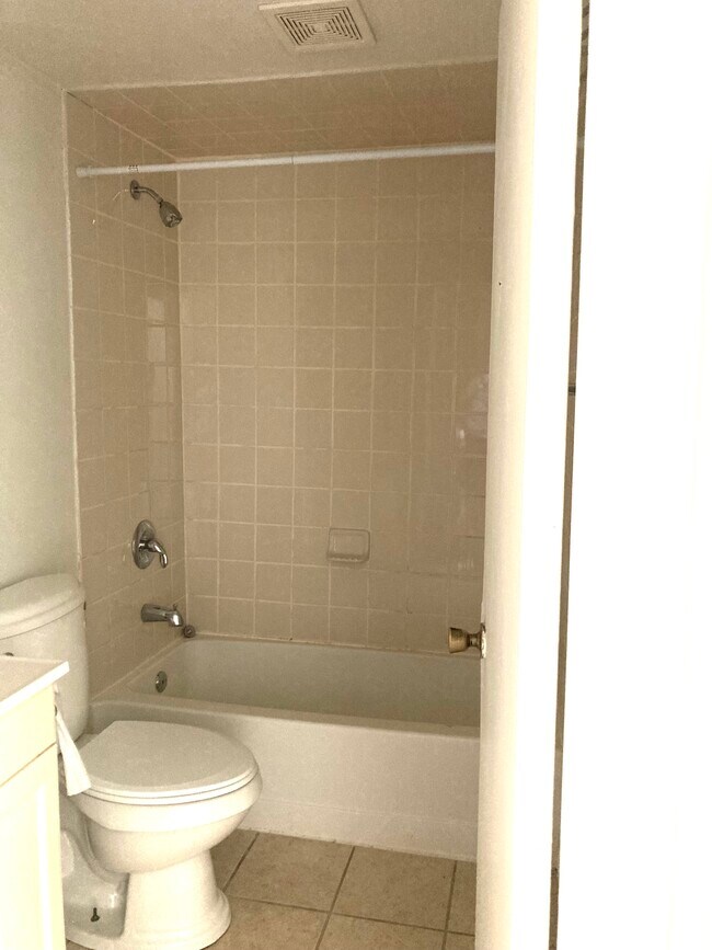 Full Bathroom - 415 Greentree Ln