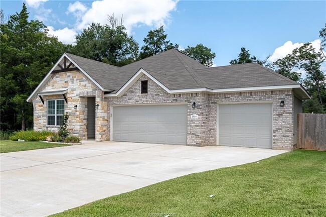 Foto del edificio - SPectacular Home with 3 Car Garage in Plea...