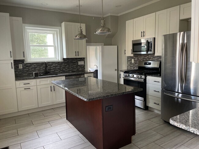 Foto del edificio - Beautifully Renovated Home in Columbia Bor...