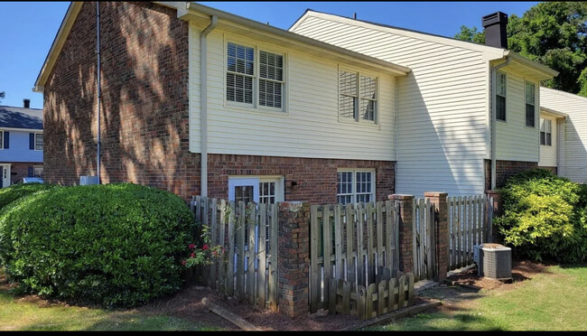 gated patio - 2498 Lehaven Dr