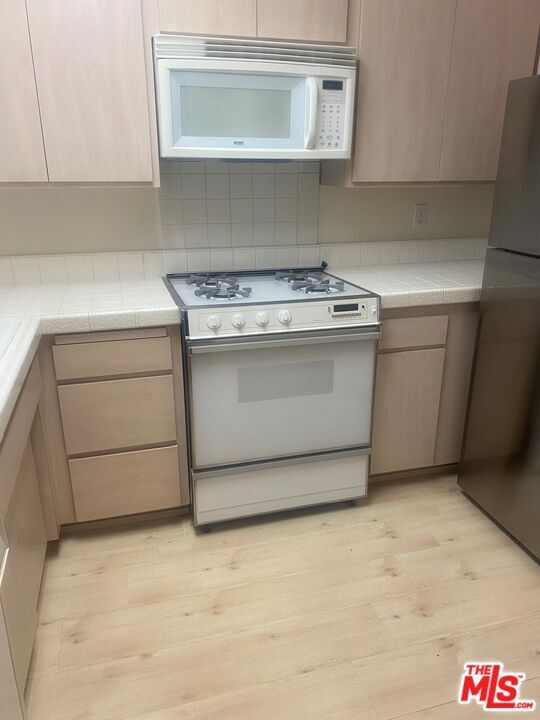 Foto del edificio - 10800 Holman Ave