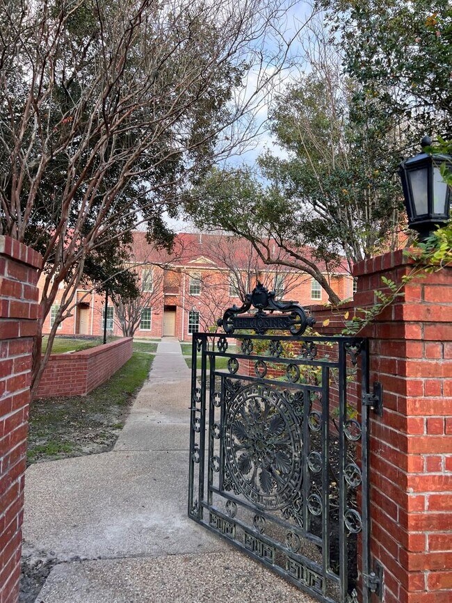 Building Photo - Townhome for lease Available 7/6/2026