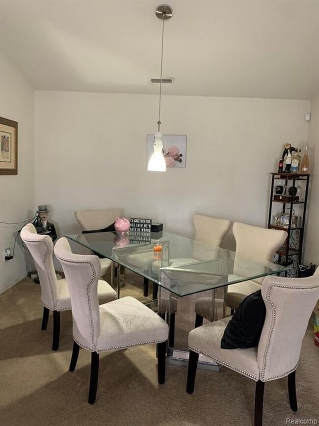 Building Photo - MOVE IN READY CONDO IN WALLED LAKE!
