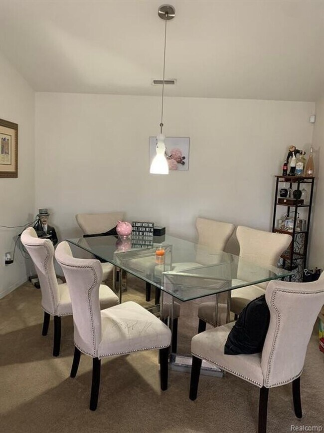 Foto del edificio - MOVE IN READY CONDO IN WALLED LAKE!