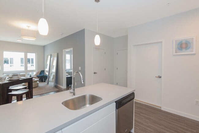 Building Photo - 320 53rd St