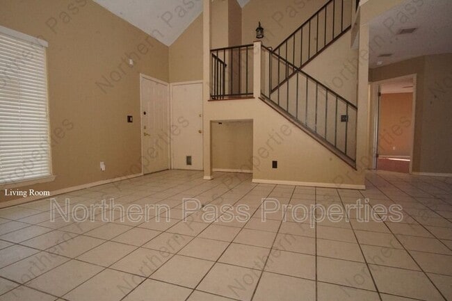 Building Photo - 637 Woodcrest Ln