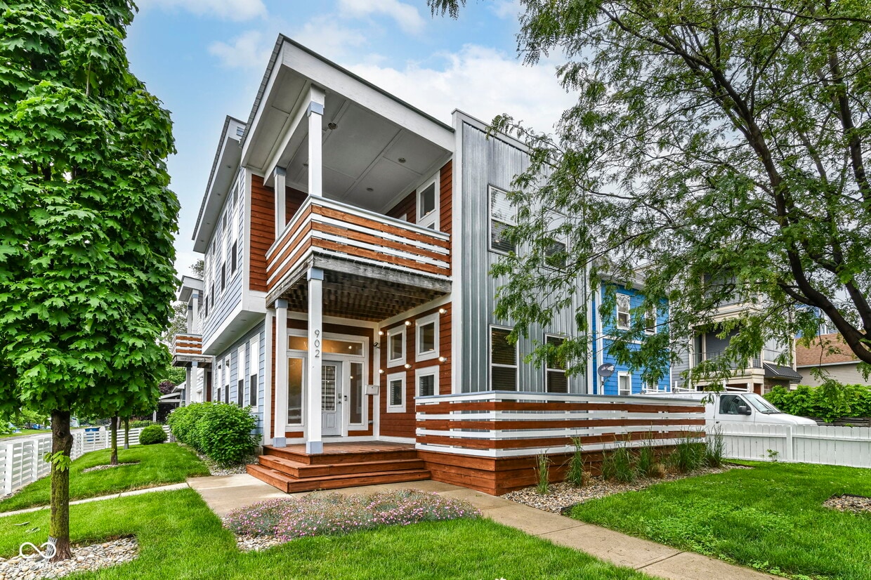 Primary Photo - 902 Woodlawn Ave