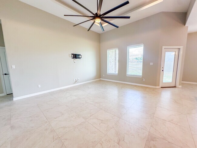 Foto del edificio - 814 Knotty Pine Ln
