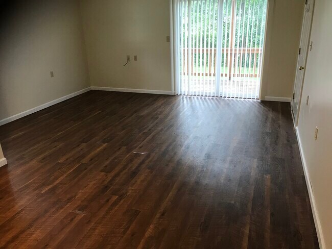 Building Photo - 833 Riverview Ave