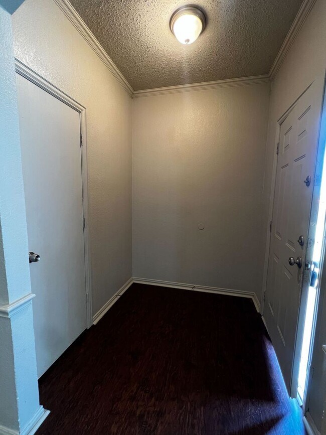Building Photo - Awesome 4 bedroom ready NOW!