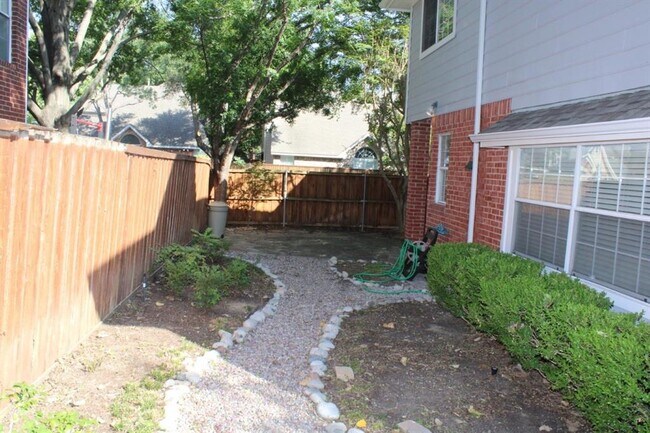 Foto del edificio - 2626 Lakeforest Ct