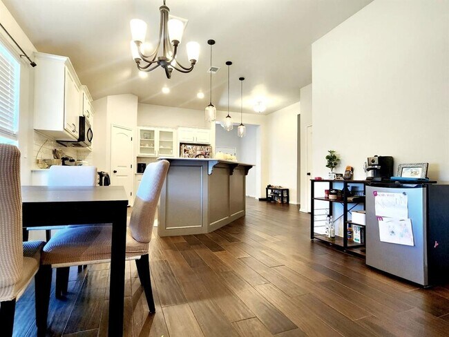 Building Photo - 18600 Luna Dr