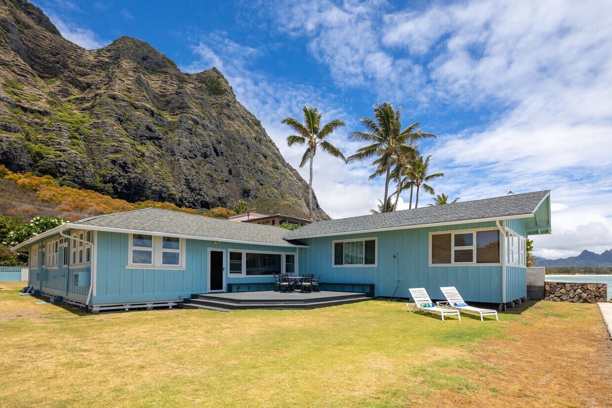 Foto principal - Casual Beach Front 3 Bedroom, 2 Bath Home ...