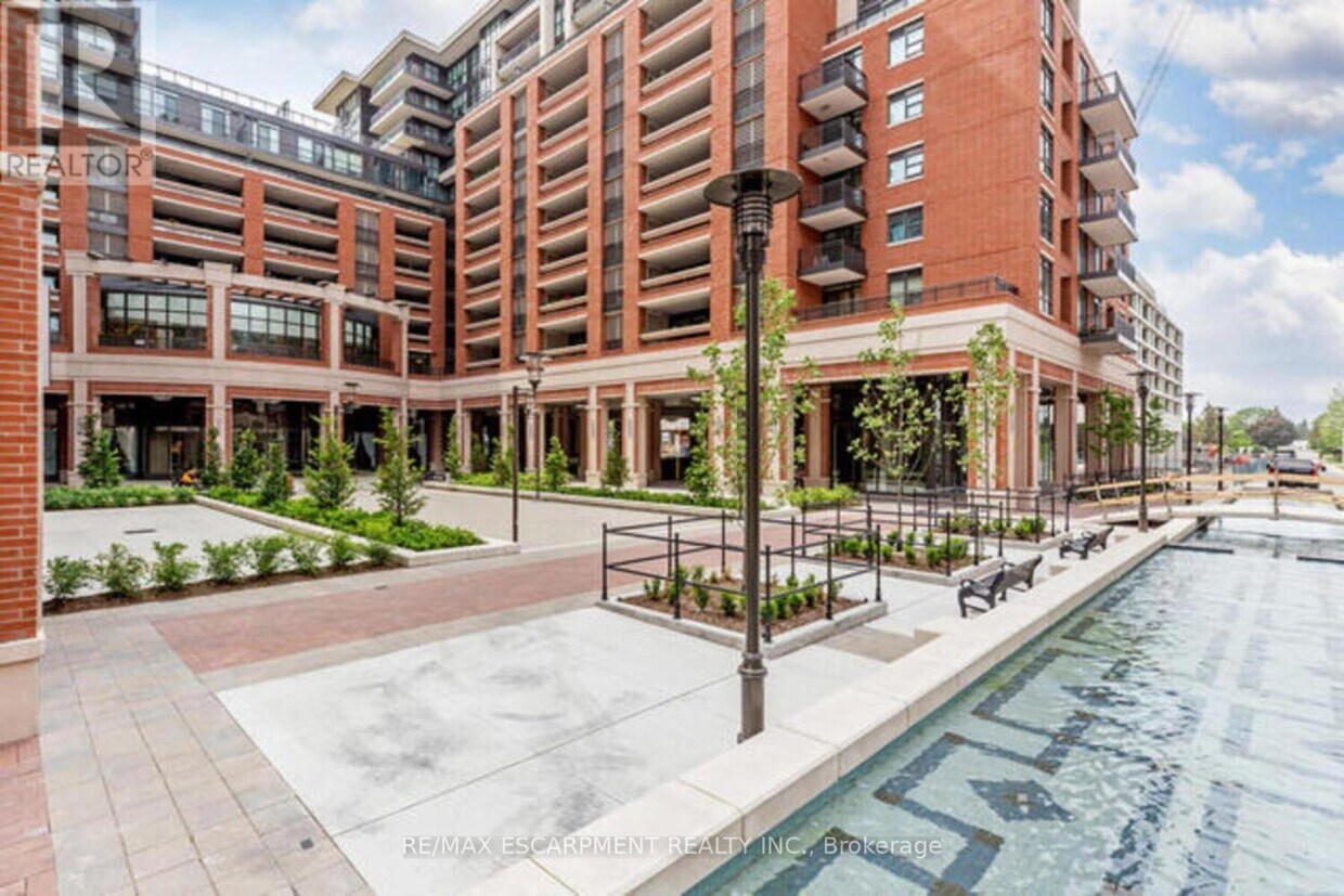 Building Photo - 830 Lawrence Ave W