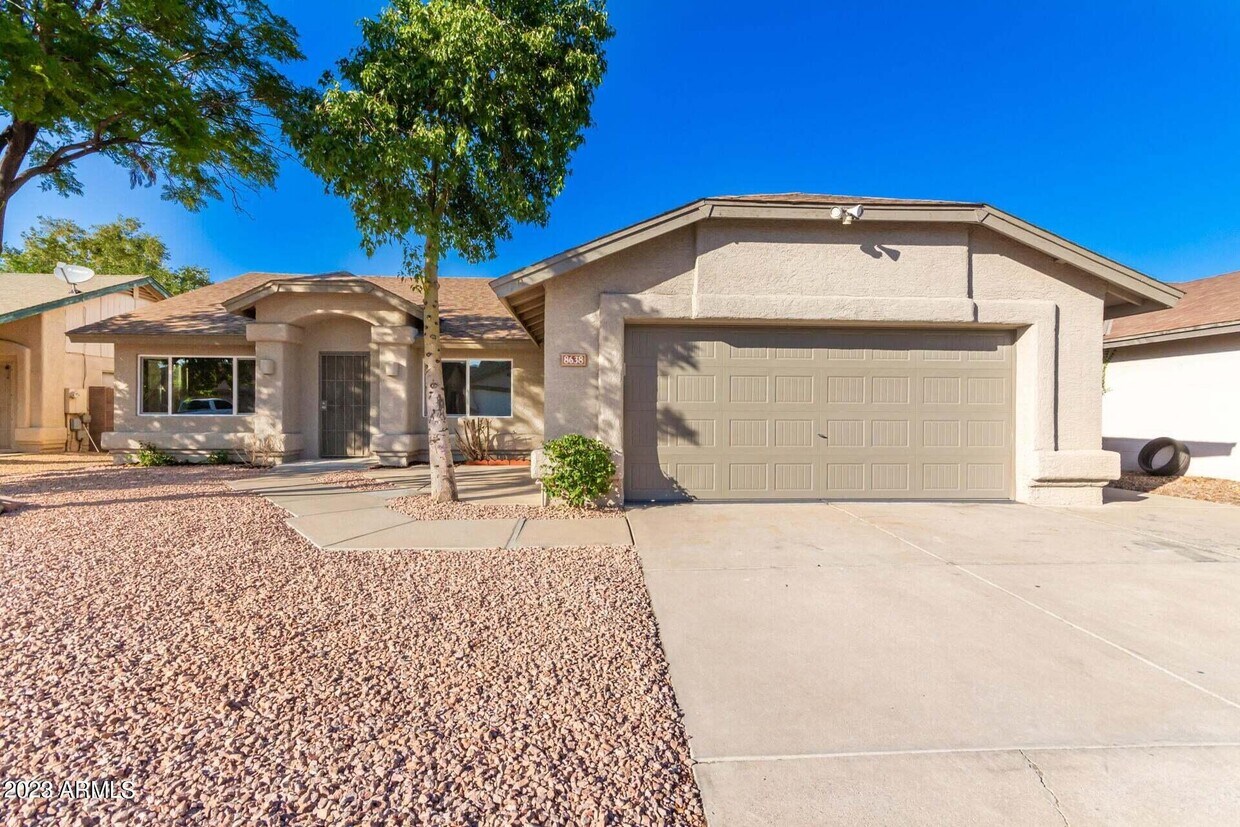 Foto principal - 8638 W Willow Ave