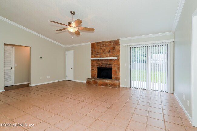 Building Photo - 3008 Blue Heron Dr N