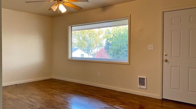 Building Photo - Freshly Updated Duplex Unit