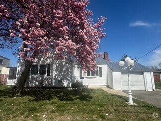Building Photo - 612 Goldenrod Ave