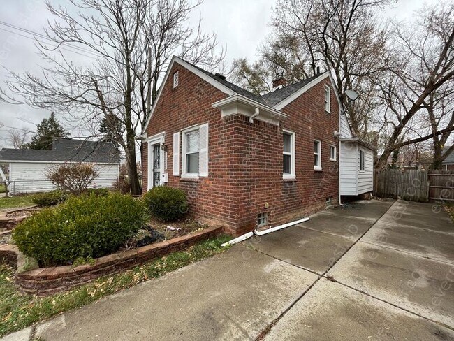 Building Photo - 17376 Murray Hill St