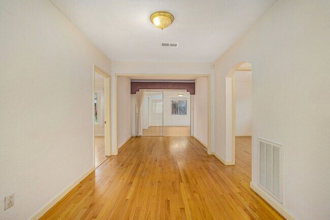 Foto del edificio - 3006 Otis Dr