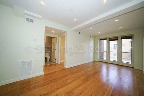 Building Photo - 27-40-40 Hoyt Ave S