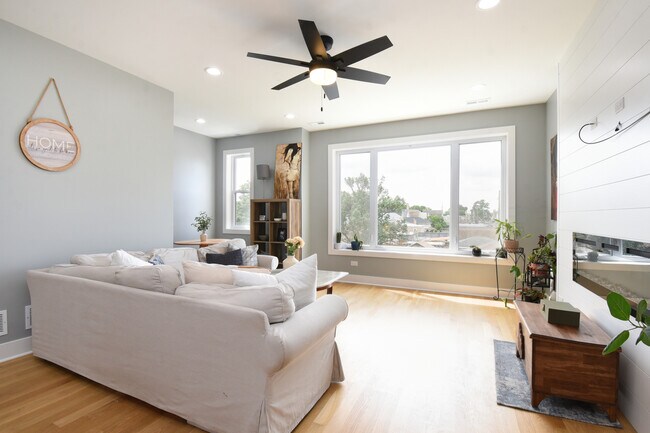 Foto del edificio - 4942 W Belden Ave