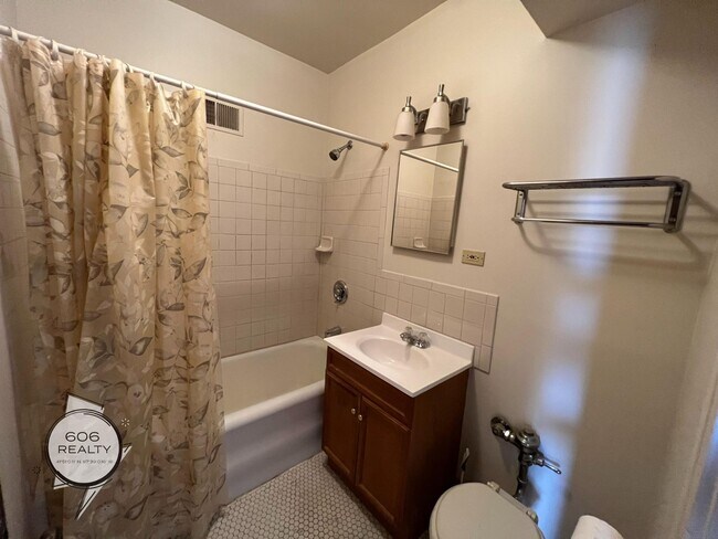 Foto del edificio - Bright and Sunny Forest Park Apts!