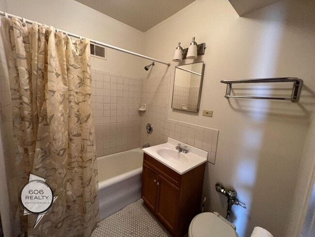 Building Photo - Bright and Sunny Forest Park Apts!