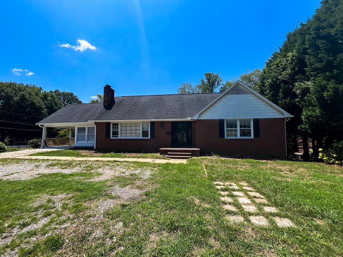 Primary Photo - Adorable 4 bedroom, 3 bathroom home with S...