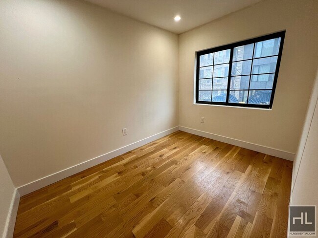 Building Photo - 3BR 2BA w/ Juliet Balcony On Williamsburg/...