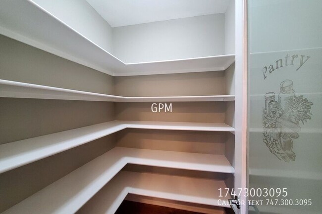 Foto del edificio - MOVE-IN SPECIAL! - LUXURY TOWNHOME IN NOHO!