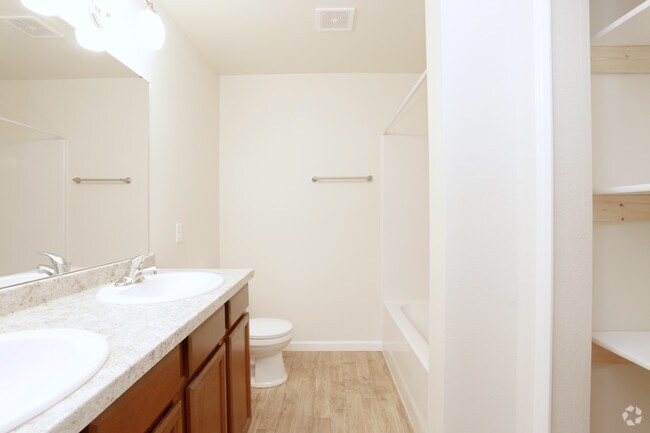 2 habitaciones - Baño principal - Prairie Crossing Townhomes