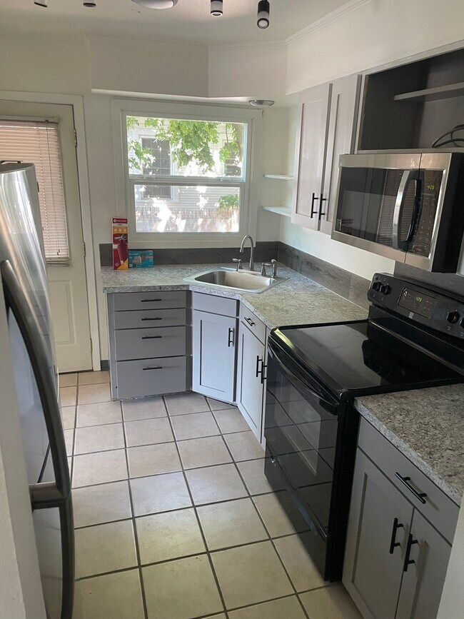 Foto del edificio - 1422 E 12th St
