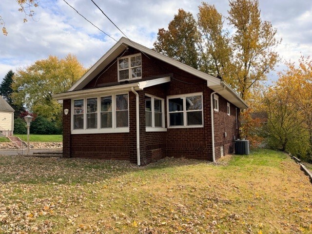 194 E Baird Ave Barberton, OH 44203 – photo 1 of 17