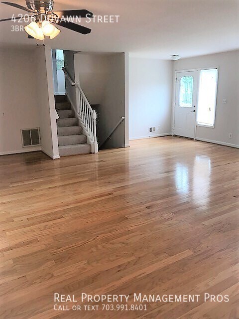 Foto del edificio - Great Commuter Location - Three Bedroom, T...