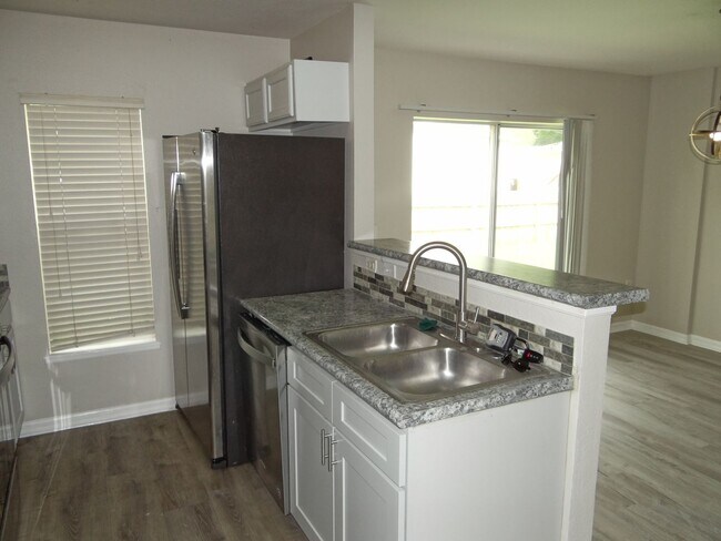 Building Photo - 3 bed, 2.5 bath townhome - Move in special!!