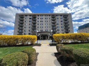 Building Photo - 666 Pelham Rd