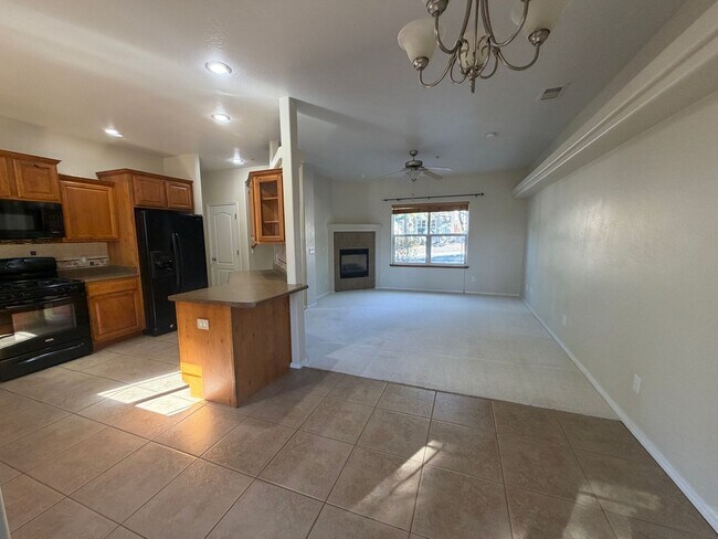Foto del edificio - RENT REDUCED: Mt Elden Villas: Large Townhome - 3 Bedroom 2.5 Bath - $2,750