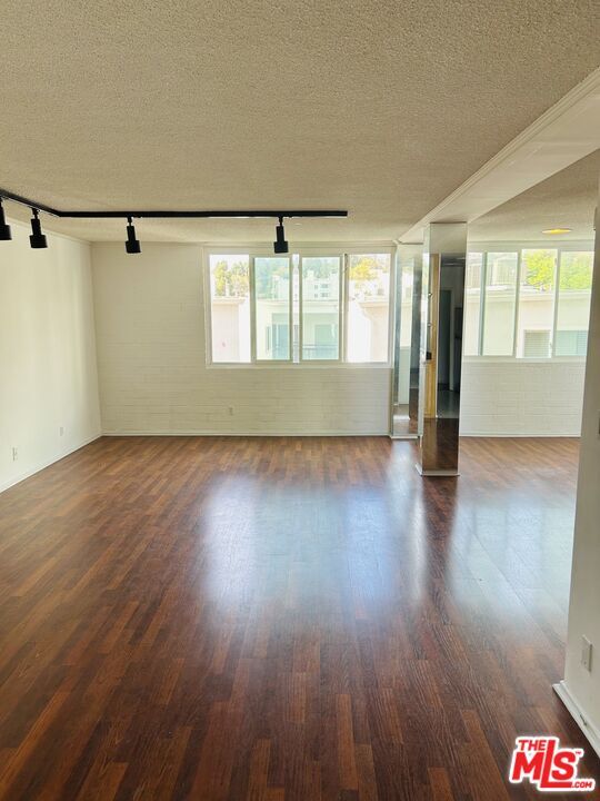 Foto del edificio - 540 Kelton Ave