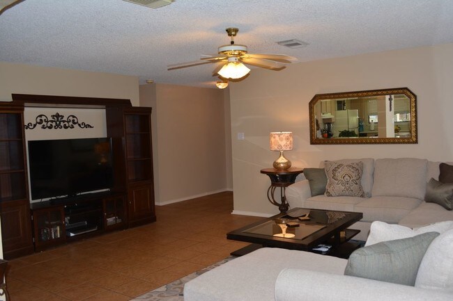 Foto del edificio - 16307 Walnut Creek Dr