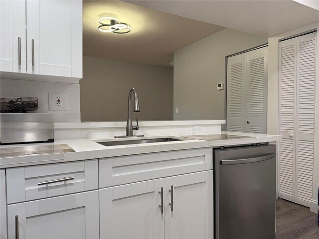 Foto del edificio - 9725 Fontainebleau Blvd