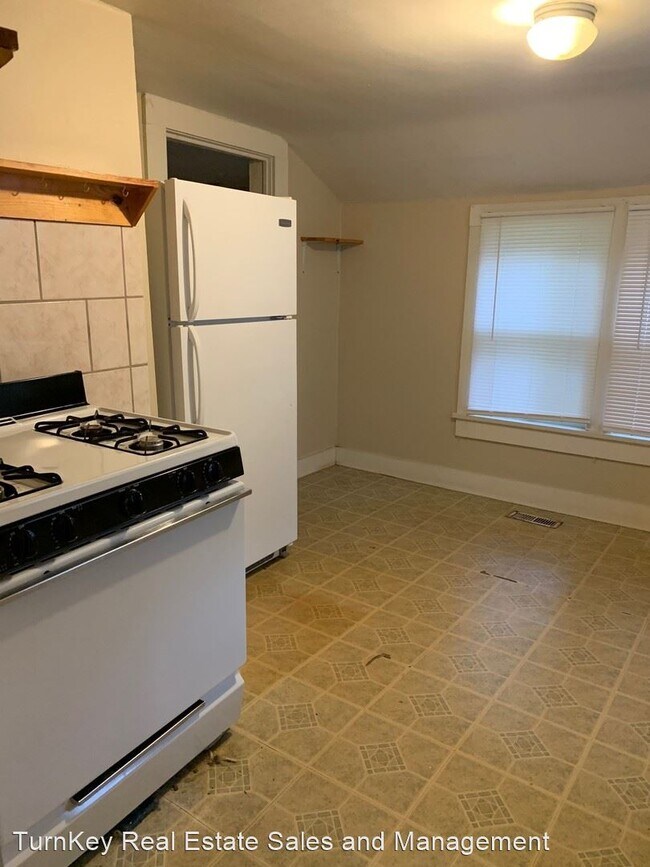 Building Photo - 2 br, 1 bath House - 624 W Webster