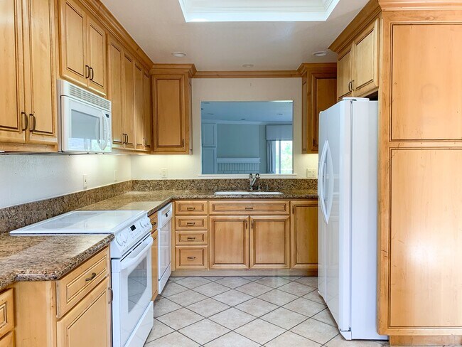 Foto del edificio - Townhome with Stunning Vasona Lake & Foothill Views Near Downtown Los Gatos