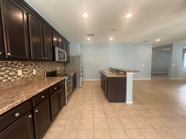 Building Photo - Beautiful 3 bedroom 2 bathroom pool home